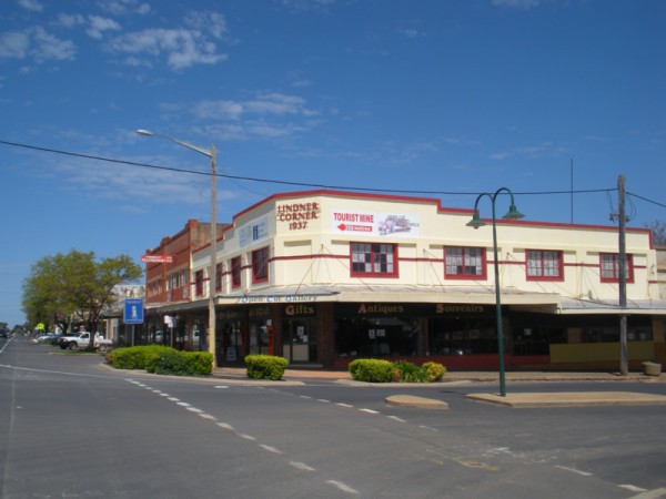 Lindner Corner. The building now houses the Information and Craft centre. The main street, Caswell Street, is on the left of the building with Mingelo Street running from left to right in this photograph. Source: Peak Hill website