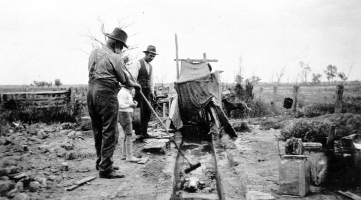 Sheep dipping, old style - at Nelungaloo on Sam Freeman's property. Source: NSW State Library Archives at http://digital.sl.nsw.gov.au/delivery/DeliveryManagerServlet?embedded=true&toolbar=false&dps_pid=IE1708040&_ga=2.2538288.1432411973.1576469181-1853509756.1523252311